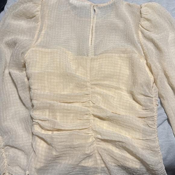 ASTR the label Dalma runched puff sleeve top ivory - Picture 8 of 8